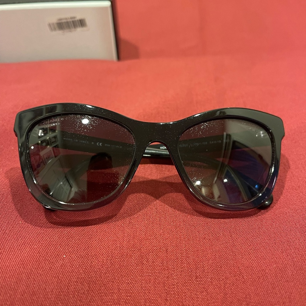 CHANEL Glossy Black Cat-Eye Sunglasses with Quilted Case - Picture 2 of 9